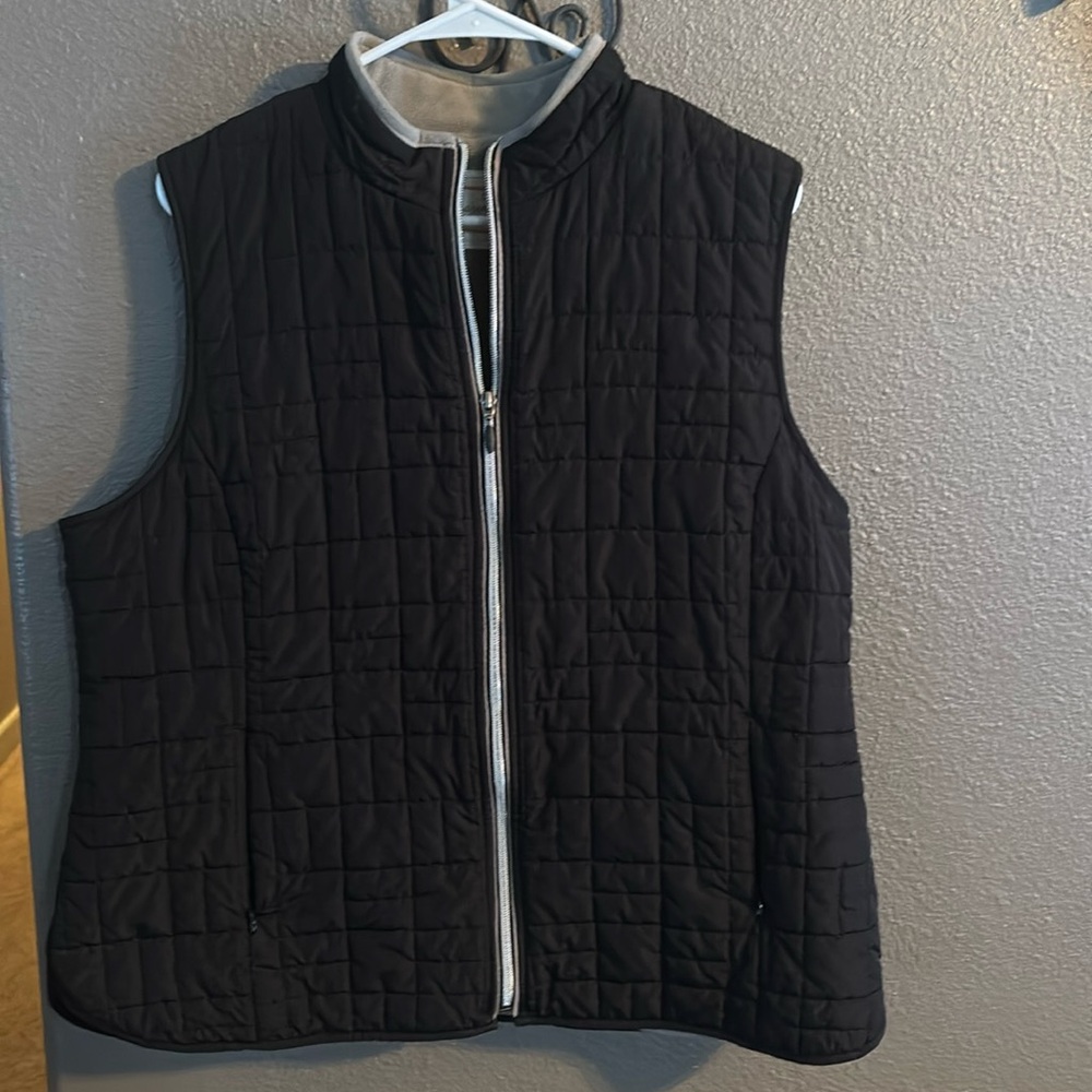 Women’s black fleece lined vest with pockets